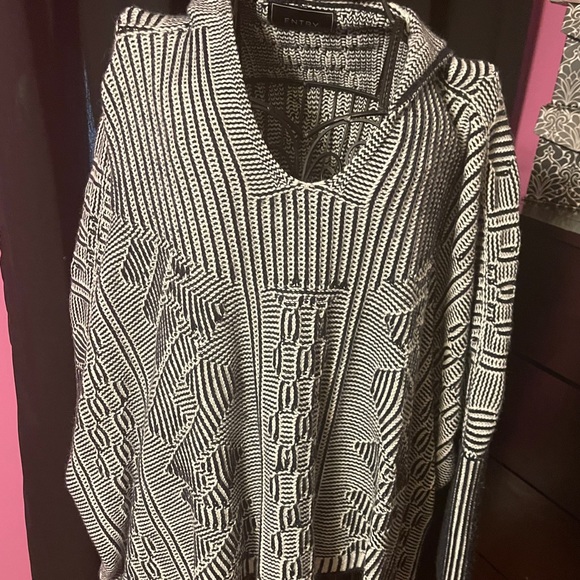 Sweater/ poncho - Picture 2 of 4